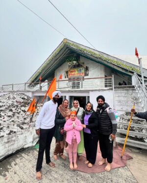 Rashmeet Kaur Sethi Instagram - WAHEGURU JI KA KHALSA WAHEGURU JI KI FATEH🙏
Sachkhand Shri Hemkund Sahib di yatra safal hoyi🙏
My first experience and it truly was magical, emotional and inspiring. I don’t think i was prepared for it and it was beautiful beyond my expectations. I’ve never had such a surreal experience. Baba ji blessed us and kept us strong throughout. Waheguru sache patsha tera hi aasra 🙏✨
Tuhada bhot bhot shukrana sade ang sang sahai rhe tusi, sade sareya te apna mehar pareya hath humesha bnaye rakhna✨🙏