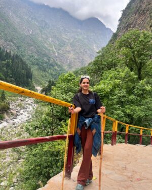 Rashmeet Kaur Sethi Instagram - WAHEGURU JI KA KHALSA WAHEGURU JI KI FATEH🙏
Sachkhand Shri Hemkund Sahib di yatra safal hoyi🙏
My first experience and it truly was magical, emotional and inspiring. I don’t think i was prepared for it and it was beautiful beyond my expectations. I’ve never had such a surreal experience. Baba ji blessed us and kept us strong throughout. Waheguru sache patsha tera hi aasra 🙏✨
Tuhada bhot bhot shukrana sade ang sang sahai rhe tusi, sade sareya te apna mehar pareya hath humesha bnaye rakhna✨🙏