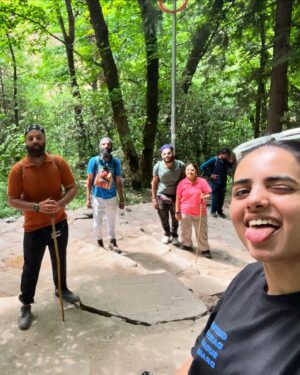 Rashmeet Kaur Sethi Instagram - WAHEGURU JI KA KHALSA WAHEGURU JI KI FATEH🙏
Sachkhand Shri Hemkund Sahib di yatra safal hoyi🙏
My first experience and it truly was magical, emotional and inspiring. I don’t think i was prepared for it and it was beautiful beyond my expectations. I’ve never had such a surreal experience. Baba ji blessed us and kept us strong throughout. Waheguru sache patsha tera hi aasra 🙏✨
Tuhada bhot bhot shukrana sade ang sang sahai rhe tusi, sade sareya te apna mehar pareya hath humesha bnaye rakhna✨🙏