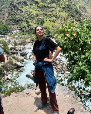 Rashmeet Kaur Sethi Instagram - WAHEGURU JI KA KHALSA WAHEGURU JI KI FATEH🙏
Sachkhand Shri Hemkund Sahib di yatra safal hoyi🙏
My first experience and it truly was magical, emotional and inspiring. I don’t think i was prepared for it and it was beautiful beyond my expectations. I’ve never had such a surreal experience. Baba ji blessed us and kept us strong throughout. Waheguru sache patsha tera hi aasra 🙏✨
Tuhada bhot bhot shukrana sade ang sang sahai rhe tusi, sade sareya te apna mehar pareya hath humesha bnaye rakhna✨🙏