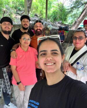 Rashmeet Kaur Sethi Instagram - WAHEGURU JI KA KHALSA WAHEGURU JI KI FATEH🙏
Sachkhand Shri Hemkund Sahib di yatra safal hoyi🙏
My first experience and it truly was magical, emotional and inspiring. I don’t think i was prepared for it and it was beautiful beyond my expectations. I’ve never had such a surreal experience. Baba ji blessed us and kept us strong throughout. Waheguru sache patsha tera hi aasra 🙏✨
Tuhada bhot bhot shukrana sade ang sang sahai rhe tusi, sade sareya te apna mehar pareya hath humesha bnaye rakhna✨🙏