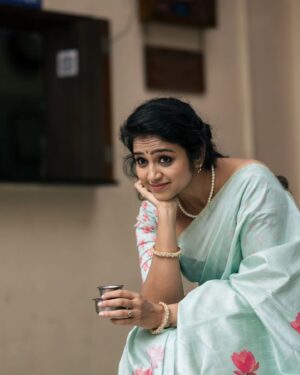 Rashmi Prabhakar Instagram - ಮನಸ್ಸೇ ಗಾಂಧಿಬಜಾರು ❤️
Thanks to you all for the overwhelming response on my look❤️ 
Couldn't be possible without my wonderful team ❤️ 
Artist : @rashmiprabhakar_official 
Concept and Styling : @sahanastylediary 
Saree : @sankalpa_angadi 
MUAH : @makeovers_sudhanatesh 
Photography : @vikaptures_studio