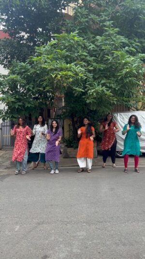 Rashmi Prabhakar Instagram - I’ve the best dance-mates 😛♥️
Also we have the best teacher/photographer @divs_prasad , right girls??
 Tag your dance-mates
[dance, friends, family, bharathnatyam, sivagamiye]