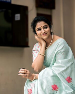 Rashmi Prabhakar Instagram - ಮನಸ್ಸೇ ಗಾಂಧಿಬಜಾರು ❤️
Thanks to you all for the overwhelming response on my look❤️ 
Couldn't be possible without my wonderful team ❤️ 
Artist : @rashmiprabhakar_official 
Concept and Styling : @sahanastylediary 
Saree : @sankalpa_angadi 
MUAH : @makeovers_sudhanatesh 
Photography : @vikaptures_studio
