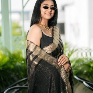 Rashmi Prabhakar Instagram - ಯಾಕೆ  ಅಂತ ನೀವೆ ಹೇಳಿ ❤️

Artist : @rashmiprabhakar_official 
Concept and Styling : @sahanastylediary 
Saree : @sankalpa_angadi 
MUAH : @makeovers_sudhanatesh 
Photography : @vikaptures_studio