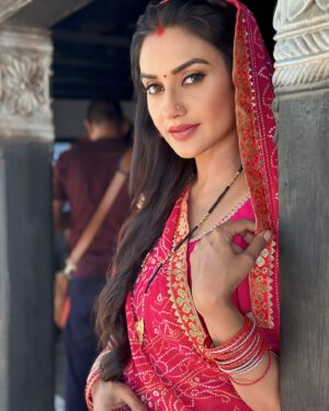 Rati Pandey Instagram - “Heek bhar nihare da” ❤️ ❤️ the song close to my heart and loved to be a part of it,thoroughly enjoyed the journey..thank you so much for showering your love🙏🏻
.
.
Beautifully sung by @kalpanapatowaryvocalist @khesari_yadav 
Beautiful music @omjhamusicdirector_ 
Produced by @roshansrkmusic @sharmilasingh26 
Directed by @premanshu23 
.
#heekbharnihareda #ratipandey #rangdebasanti #songs #gratitude