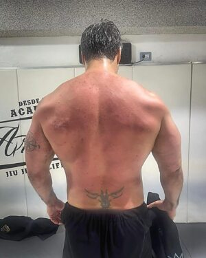 Raúl Olivo Instagram - Tradición en B Jiu-Jitsu ( para los que preguntan ) pero les digo que ya tengo a algunos pillados!!! Habrá venganza!!! ( desliza ➡️ ) 🥋 @academia_artesuave  #bjj #RO 🐺