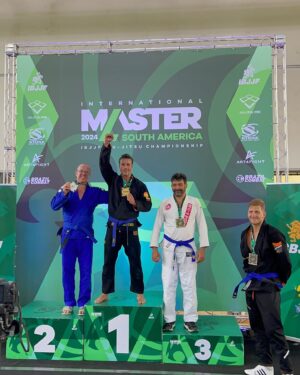 Raúl Olivo Instagram - Felicitaciones a nuestro atleta @raulolivo por el 1er lugar en el Master International de la IBJJF en Rio de Janeiro 🇧🇷.

Estamos muy orgullosos 🥇🔥🍍🦍

✈️ Próxima parada, World Master Las Vegas.

Osssss