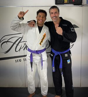 Raúl Olivo Instagram - Siguiendo el camino!  Gracias @academia_artesuave y a cada uno del team. Alumno siempre!! De todos he aprendido mucho, en cada rola, en cada competencia, casa victoria y cada “derrota” [ aprendizaje ]. Gracias BJJ por ser la via de escape de tanto!! Oss!! 🥋 #RO 🐺