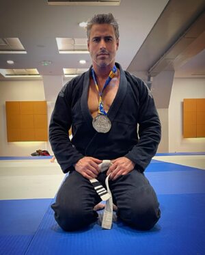 Raúl Olivo Instagram - El ego puede darnos una gran lección. Te preparas para ganar, para dar mas del 100% , entregarte y ponerle el alma pero las cosas no siempre salen como esperas, ni como imaginas.  Te sientes mal y piensas mil cosas y dudas. A veces “perdiendo”, ganas también.  He vivido una experiencia que no pensé vivirla, he compartido con gente maravillosa, he visto mis errores y mis fortalezas y todo esto me suma para seguir adelante con humildad pero con mas garras.  SEGUNDO LUGAR 🥈 EN EL CAMPEONATO EUROPEO DE JIU-JITSU IBJJF @ibjjf en Francia. Peso pesado en mi categoría Master 4.  Este momento sera mío siempre. Aún me queda mucho que aprender!!! Gracias a cada una de las personas que me apoyaron, como siempre mi familia, mi papá! Y mi otra familia de @academia_artesuave  Que no podría mencionarlos a cada persona pero la verdad es que el apoyo fue de todos y cada uno. Cada rola, cada golpe, cada segundo de cansancio y ese “ahora es que se hacen los campeones” que se me quedó en la mente ( 😉 ). Gracias a todos!!! ❤️ 🥈🇫🇷 🇻🇪 #RO