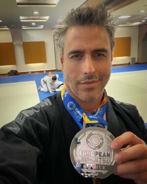 Raúl Olivo Instagram - El ego puede darnos una gran lección. Te preparas para ganar, para dar mas del 100% , entregarte y ponerle el alma pero las cosas no siempre salen como esperas, ni como imaginas.  Te sientes mal y piensas mil cosas y dudas. A veces “perdiendo”, ganas también.  He vivido una experiencia que no pensé vivirla, he compartido con gente maravillosa, he visto mis errores y mis fortalezas y todo esto me suma para seguir adelante con humildad pero con mas garras.  SEGUNDO LUGAR 🥈 EN EL CAMPEONATO EUROPEO DE JIU-JITSU IBJJF @ibjjf en Francia. Peso pesado en mi categoría Master 4.  Este momento sera mío siempre. Aún me queda mucho que aprender!!! Gracias a cada una de las personas que me apoyaron, como siempre mi familia, mi papá! Y mi otra familia de @academia_artesuave  Que no podría mencionarlos a cada persona pero la verdad es que el apoyo fue de todos y cada uno. Cada rola, cada golpe, cada segundo de cansancio y ese “ahora es que se hacen los campeones” que se me quedó en la mente ( 😉 ). Gracias a todos!!! ❤️ 🥈🇫🇷 🇻🇪 #RO