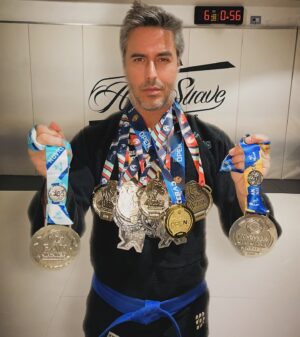 Raúl Olivo Instagram - “No voy a competir” - dije cuando empecé a entrenar!  Gracias team @academia_artesuave por el apoyo y el ánimo !! Seguimos!  #artesuave #bjj #RO