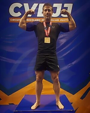 Raúl Olivo Instagram - La perseverancia es continuar luchando, incluso cuando la mente y el cuerpo están agotados!  Gracias @circuitovenezolanobjj y mi team de @academia_artesuave @artesuavelacastellana 🥇  absoluto master Open Internacional !  #RO