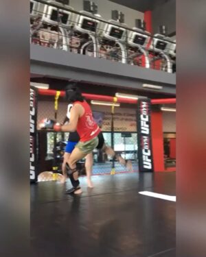 Raúl Olivo Instagram - #TBT encontré este pedacito de video haciendo un light sparring con mi pana y champ en mexico @carlosdiamanteguerra y luego un poco de entrenamiento de pelea!  @ufcgymmx  #throwbackthursday #RO 🐺