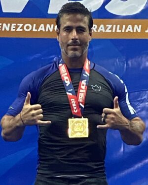 Raúl Olivo Instagram - La perseverancia es continuar luchando, incluso cuando la mente y el cuerpo están agotados!  Gracias @circuitovenezolanobjj y mi team de @academia_artesuave @artesuavelacastellana 🥇  absoluto master Open Internacional !  #RO
