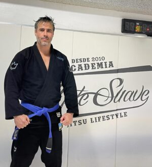 Raúl Olivo Instagram - Siguiendo el camino!  Gracias @academia_artesuave y a cada uno del team. Alumno siempre!! De todos he aprendido mucho, en cada rola, en cada competencia, casa victoria y cada “derrota” [ aprendizaje ]. Gracias BJJ por ser la via de escape de tanto!! Oss!! 🥋 #RO 🐺