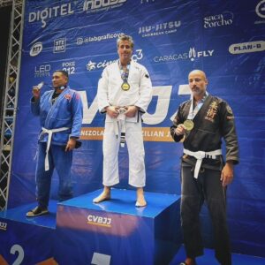 Raúl Olivo Instagram - Podium !!! @circuitovenezolanobjj @academia_artesuave 🥇 🙏🏻 🥋  Absoluto Master.  #RO