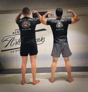 Raúl Olivo Instagram - Segundo del dia NO GI en @academia_artesuave con el sensei @sergiolopezbjj alias Serge!  Y estrenado el nuevo modelo de rashguard de @jiujitsuarmy !  Malandro!! Muy buena mi George @jorgetrujillobjj  FOLLOW!!! Oss! [ desliza ]  #bjj #RO