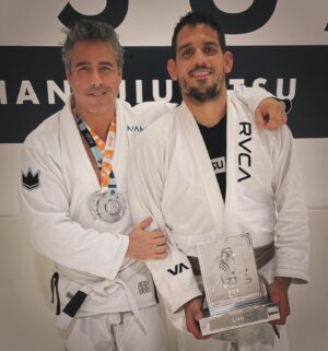 Raúl Olivo Instagram - Siento, que debemos celebrar muchas cosas en la vida que damos “por dadas” pero mas que celebrar dar gracias por haberlas vivido y de cada una, aprender. Ya sea buena o mala ( que cuesta mas ). Esto teóricamente, aplicarlo es el reto!  Gracias Jiu-Jitsu  por muchas cosas y gracias @academia_artesuave  Aquí comparto nuestro logro como equipo! [desliza]. #bjj #RO 🐺