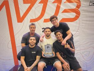 Raúl Olivo Instagram - 3er Lugar por equipo 🥉 en al Abierto de Jiu-Jitsu Brasileño  con  este team de locos !!! Se pelea pero se disfruta!  Gracias Team por el buen fin de semana! 🥋 [ desliza ➡️ ]  #bjj @academia_artesuave #RO 🐺