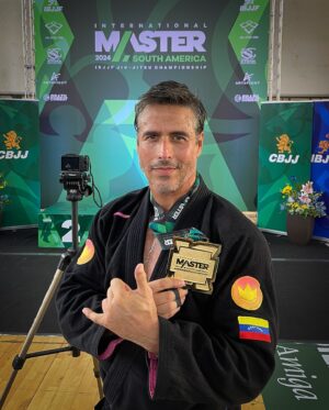 Raúl Olivo Instagram - 🥇CAMPEÓN SUR AMERICANO MASTER !!! @ibjjf representando a mi academia @academia_artesuave y por supuesto en nombre de #Venezuela !  #bjj 🥋🥇 #RO