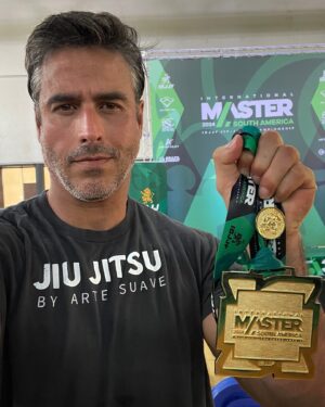 Raúl Olivo Instagram - 🥇CAMPEÓN SUR AMERICANO MASTER !!! @ibjjf representando a mi academia @academia_artesuave y por supuesto en nombre de #Venezuela !  #bjj 🥋🥇 #RO