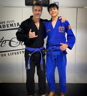 Raúl Olivo Instagram - Siguiendo el camino!  Gracias @academia_artesuave y a cada uno del team. Alumno siempre!! De todos he aprendido mucho, en cada rola, en cada competencia, casa victoria y cada “derrota” [ aprendizaje ]. Gracias BJJ por ser la via de escape de tanto!! Oss!! 🥋 #RO 🐺