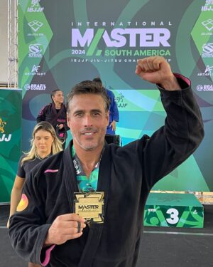 Raúl Olivo Instagram - Felicitaciones a nuestro atleta @raulolivo por el 1er lugar en el Master International de la IBJJF en Rio de Janeiro 🇧🇷.

Estamos muy orgullosos 🥇🔥🍍🦍

✈️ Próxima parada, World Master Las Vegas.

Osssss