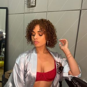 Ravyn Rochelle Instagram - You can continue to feel sorry for yourself, compare to others & dwell in the struggle OR choose to go after life & kick it in the face beautifully & strong not fearing judgement 💪🏼 this is what choosing the second option looks like ✨ swim @evita.store ❤️