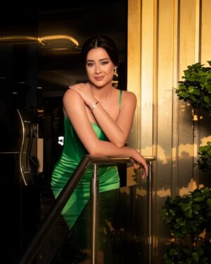 Rawaa El Saady Instagram - You can’t skip the details 💚

‎الفنانة الجميلة روعة السعدي

Makeup artist : @wesaamhsseno 
Hairstyle : @danyantar 
Dress : @caroline.christina.assaf 
Photograph py : @samer_almasri_official