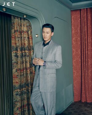 Raymond Lam Instagram - @jetmaghk

Text．@nicnicnicnicwong
Photo．@_loricky_
Styling．@calvin.wtf
Hair．@keith_wong_hair
Makeup．Raymond Yip
Wardrobe．@zegnaofficial @givenchy @ralphlauren
Watch and Jewelry．@harrywinston
Location．Soho House Hong Kong

#JETHK #JET2024 #JET2024AUG #林峯 #HARRYWINSTON #九龍城寨之圍城 @harrywinston