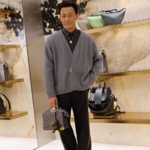 Raymond Lam Instagram - 恭喜Fendi 廣東道專門店隆重開幕🎉
我身上Fendi 2024 秋冬系列，自己就最喜歡冷衫上面嘅扣針。
Honeys 又鍾意我身上邊一件Fashion items 呢？

@Fendi #Fendi #FendiFW24