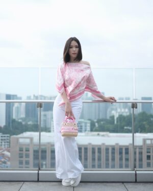 Rebecca Lim Instagram - A little sunshine and a pop of pink just makes everything better 🤍🌸🤍

@dior #Dioriviera