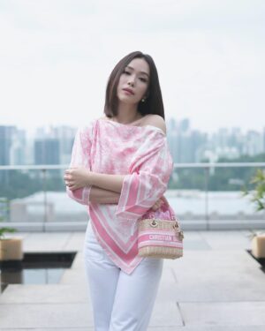 Rebecca Lim Instagram - A little sunshine and a pop of pink just makes everything better 🤍🌸🤍

@dior #Dioriviera