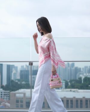 Rebecca Lim Instagram - A little sunshine and a pop of pink just makes everything better 🤍🌸🤍

@dior #Dioriviera