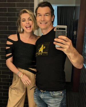 Rebecca Romijn Instagram - Beaming into @comic_con @startrekonpplus Hair @davynewkirk Makeup @karanmitchellmua My shirt @titmouseinc @importantscience