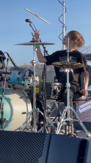 Recker Eans Instagram - Our original ‘The Chosen One’ feat @dropoutkingsaz @adam_ramey @blackcatbill9 from @fuelfest 
-
Who wants the intro or drum cam view?! Hit me with a 🤘in the comments! 
-
@sjcdrums @zildjiancompany @gruvgear @inearz @roosterthrones @epochempire 
-
#drum #drums #drummer #numetal #metal #trapmetal #fuelfest #festival #reels #trending