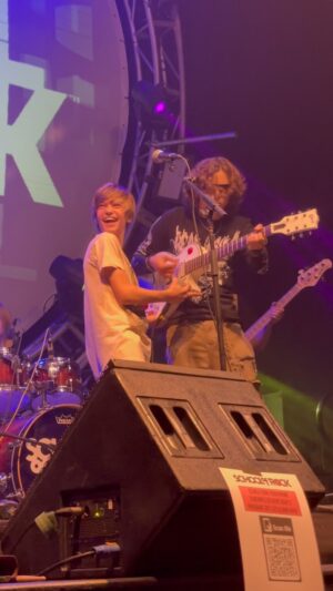 Recker Eans Instagram - When you gotta adapt on stage 🤘🎸
-
Was nervous singing a @journeyofficial song already, then our guitar players strap broke 🤷‍♂️🤣
-
#journey #rockandroll #teamwork 
-
@schoolofrockgilbert @schoolofrock @walterstudiosphx