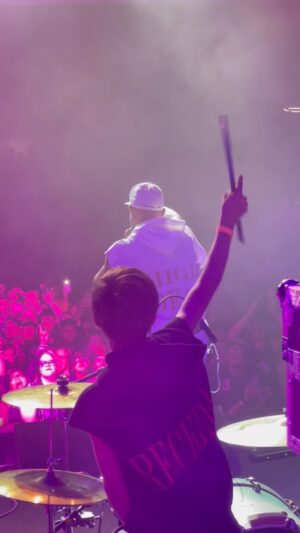 Recker Eans Instagram - Tempe and Albuquerque showed up! 🤘🔥
-
Thank you @unconventionalkingz for bringing me out 🙏 Appreciate the love from the whole team @mercedezuaz @realhighdeaf @lowkeythawizard @djred_31 @lexbratcher @codemurderone @_nativekyng_ 
-
Amazing getting to meet and watch @therealtechn9ne @hollywoodundead @therealkingiso 🤘 Let’s do it again 🤙
-
@sjcdrums @zildjiancompany @inearz @londonstickco @gruvgear @roosterthrones 
-
#drums #hiphop #tour