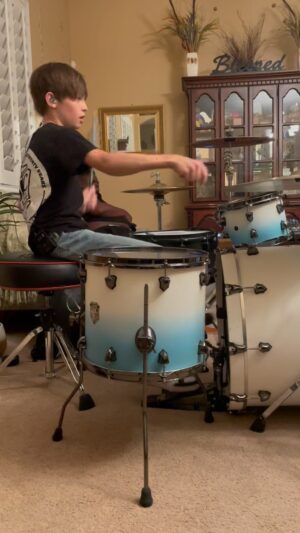 Recker Eans Instagram - Impromptu jam with the fellas before we get into rehearsal for Tempe and Albuquerque this weekend🤘
-
@unconventionalkingz @realhighdeaf @lowkeythawizard @djred_31 @therealtechn9ne @hollywoodundead @therealkingiso 
-
@sjcdrums @zildjiancompany @gruvgear @inearz @londonstickco @roosterthrones @vans 
-
#drums #hiphop #rock #rehearsal #rockstar