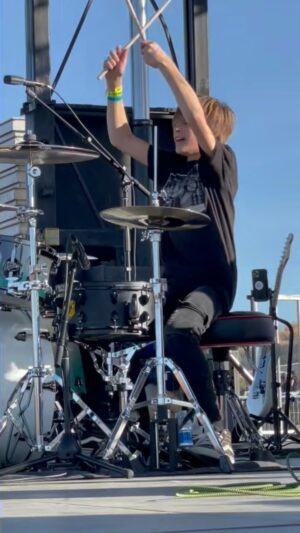 Recker Eans Instagram - My song ‘Dreamer’ feat @onlyfuturistic from @fuelfest 
-
Whats your dream? 🤘 Full Video on my YT!
-
@sjcdrums @zildjiancompany @londonstickco @gruvgear @inearz @epochempire @roosterthrones 
-
#drums #pop #poppunk #livemusic #weekend #friday