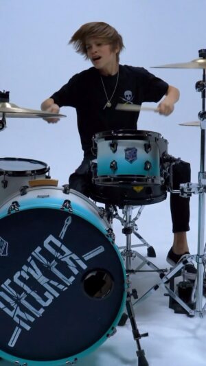Recker Eans Instagram - HEADCASE OUT NOW
-
Feat @dropoutkingsaz @adam_ramey @blackcatbill9 
-
Mix/Mast/Co-Prod @constesheations 
-
🎥 @kiramirezz @1takestudiosaz 
-
#newmusic #headcase #metal #hiphop 
-
@sjcdrums @zildjiancompany @londonstickco @gruvgear @inearz @epochempire @fender