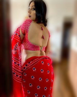 Reema Vohra Instagram - Red😍is a bit of everything: kinda classy, kinda hot🌶️

.
.
.
.
.
.
.
.
.
.
.
.

.
.
.
.
.
.
.
.
.

.
.
.

.
.
.
.
.
.

.
.
.
.
.
.
.
.
.
#fyp #explore #sareepact #saree #sareelove #sareefashion #sareelover #sareelovers #sareeindia #dubaiindian #sareeaddict #sareestyle #sareeblouse #dubaiinstagram #uaemallu #londonmallu #instagood #sareeoftheday #sareepallu #sareequeen #indianactress #sunday #sareehyderabad #sareeswag #sareeseduction #sareedrape #sareenotsorry #sareesusa #usaindians #bangalore 

.
.
.
.
.
.
.
.
.
.
.
.

.
.
.
.
.
.
.
.
.

.
.
.

.
.
.
.
.
.

.
.
.
.
.
.
.
.
.