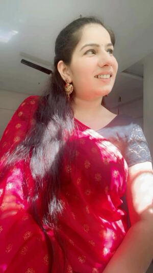 Reeta Mewada Instagram - ♥️🥰सपनों वाली छोटी लड़कियां साड़ी पहनकर महिला बन जाती हैं। #viral #instagram #like #reels #trendingreels #love #saree #bhartinariinsaree follow @reetamewada18 #reetamewada18 ♥️🫶🏻