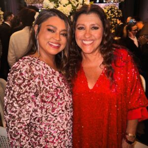 Regina Casé Instagram - Toda família veio para São Paulo para celebrar o amor de Péricles e Lidiane! 🥰❤️
Que festa linda!
Que muitas e muitas bodas se repitam porque vocês merecem e é bom demais ver vocês tão felizes, fazendo a gente acreditar no amor. 🙏🏻

1- Os noivos @pericles e @llidyfaria
2- Sambando com @carlaperez e @xanddy 
3- Familia reunida
4- Mumuzinho, sempre a alegria de qualquer festa, sambando com @beneditazerbini 
5- @mumuzinho e @tha_fernands 
6- Xanddy dando show 
7- Impossível resistir a fofura da Maria Helena
8- O bolo mais lindo, gente!
9- Com meu amor @pretagil 
10- Todos celebrando Péricles de Lidiane ❤️