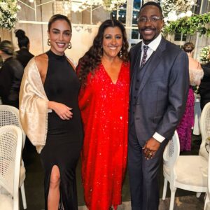 Regina Casé Instagram - Toda família veio para São Paulo para celebrar o amor de Péricles e Lidiane! 🥰❤️
Que festa linda!
Que muitas e muitas bodas se repitam porque vocês merecem e é bom demais ver vocês tão felizes, fazendo a gente acreditar no amor. 🙏🏻

1- Os noivos @pericles e @llidyfaria
2- Sambando com @carlaperez e @xanddy 
3- Familia reunida
4- Mumuzinho, sempre a alegria de qualquer festa, sambando com @beneditazerbini 
5- @mumuzinho e @tha_fernands 
6- Xanddy dando show 
7- Impossível resistir a fofura da Maria Helena
8- O bolo mais lindo, gente!
9- Com meu amor @pretagil 
10- Todos celebrando Péricles de Lidiane ❤️