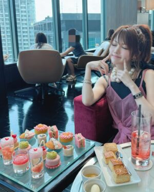 Reina Tanaka Instagram - .
コンラッド東京の
ピーチ🍑のアフタヌーンティー行ってきたよぉ💓💓💓

アフタヌーンティーって、なーんでこんなに幸せな気持ちになるのでしょうか…😍🫶

すごく美味しかったし目で見ても楽しいし
なんと言っても景色がすごかった✨️
写真で伝わるかなぁ??

9月にはハロウィン🎃のアフタヌーンティーが始まるらしいけん、それも気になる.ᐟ.ᐟ.ᐟ

1番好きやったのは、れーな側にあるサンドイッチの横の
丸い黄色の土台のタルト🩷💛…分かる？笑
・‥…━━━☞・‥…━━━☞
#アフタヌーンティー
#コンラッド東京 #pr 
#ピーチ #🍑