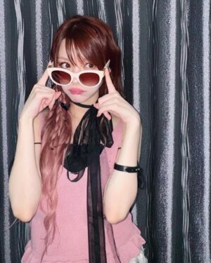 Reina Tanaka Instagram - .
新しいサングラス( 🕶 )✧

真っ白やったら使いにくいけど
ベージュっぽいけん普段でも使いやすくて
お気に入り🤍🤍🤍

そしてこのピンクのトップスも可愛い🩷
やっぱりピンク好き🫶
・‥…━━━☞・‥…━━━☞
#れーなこーで
#j1ubylabelleetude 
#サングラス #🕶
