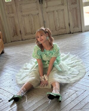 Reina Yokoyama Instagram - ✨🏰💚
「週刊ファミ通」発売中です！！！
.
.
#morningmusume24
#横山玲奈