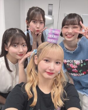 Reina Yokoyama Instagram - 📷
.
写真入れる人〜？って聞いたら
3人で入ってきてくれたの！かわいい😌🎀
で私の頭に乗せてきた。💗笑
.
.
#morningmusume24
#モーニング娘24#北川莉央#岡村ほまれ#山﨑愛生#横山玲奈
